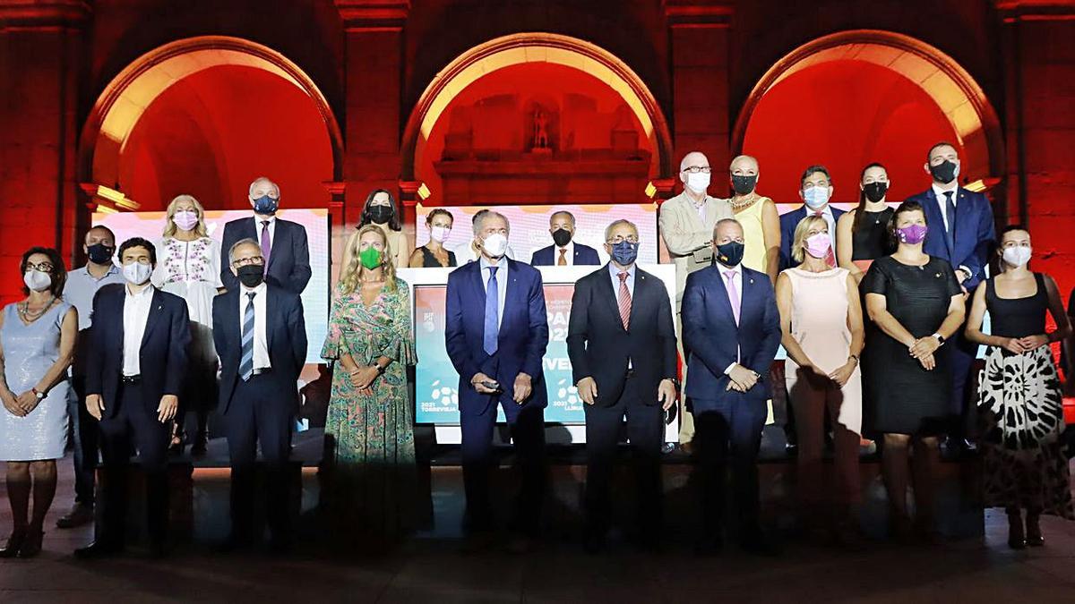 La alcaldesa de Castelló, Amparo Marco, posa para la foto de familia junto al resto de autoridades en el sorteo del Mundial. | DAVID GARCÍA