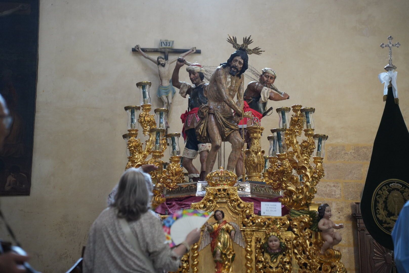 Los titulares procedentes de distintos sitios de la provincia van llegando a los templos, donde el sábado saldrán para participar en el Magno Vía Crucis.