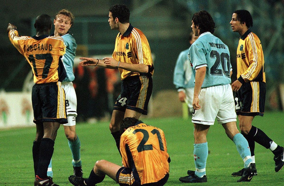 Mostovoi y Karpin haciendo amigos contra el Marsella en 1999. | ARCHIVO
