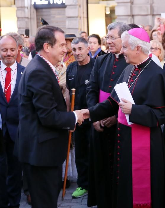 Miles de personas acompañan a la figura del Cristo de la Sal por el centro de la ciudad