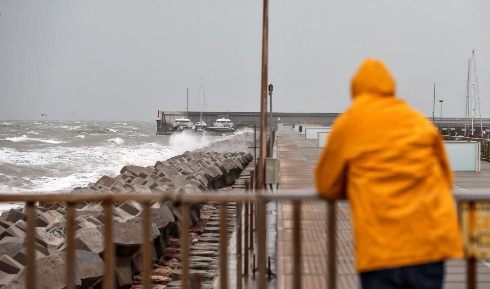 Temporal en el espigón de la Marina del Puerto de Valencia.