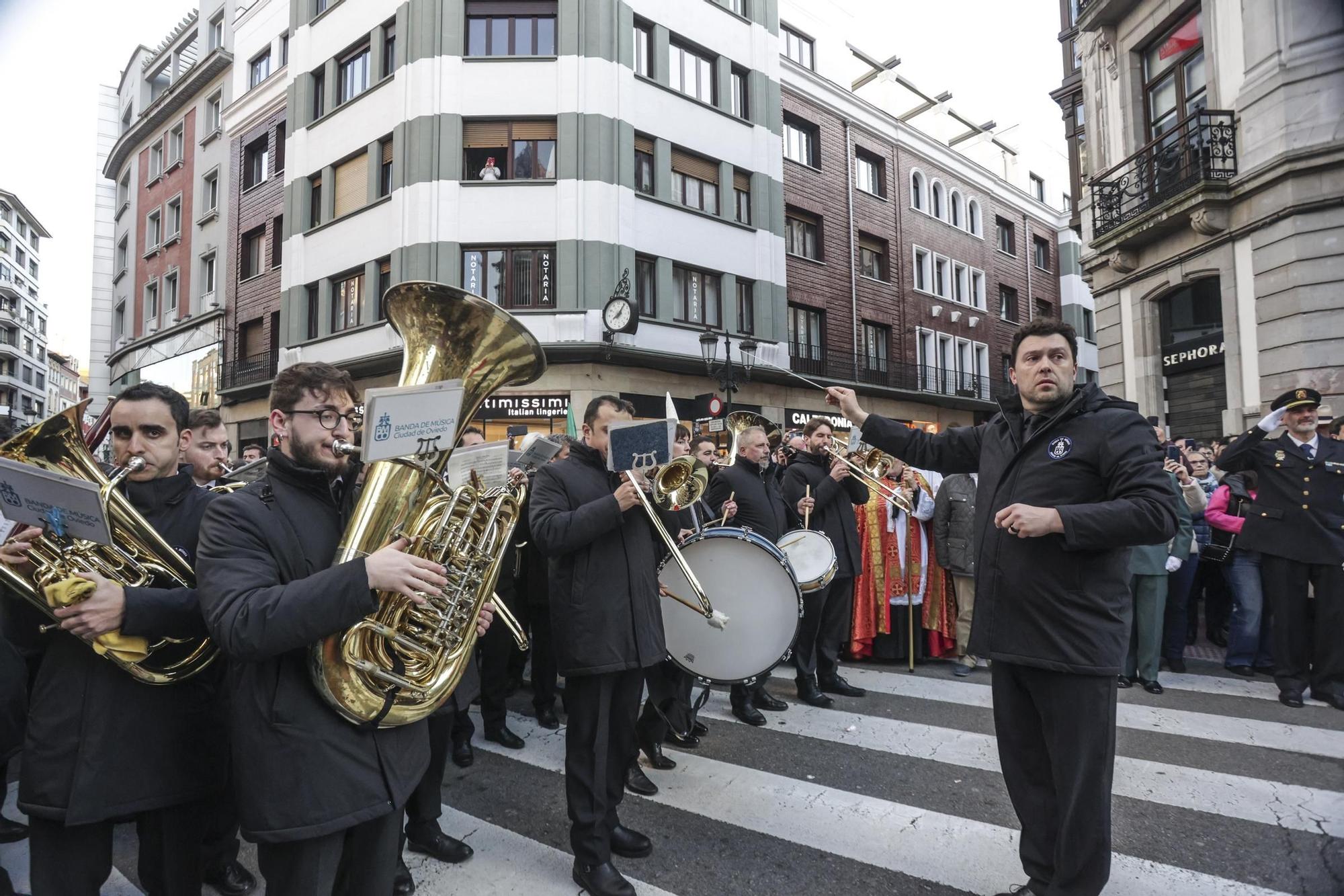"Toda su vida fue maltratado y finalmente alguien miraba por él": las fotos de la procesión de Jesús Cautivo en Oviedo