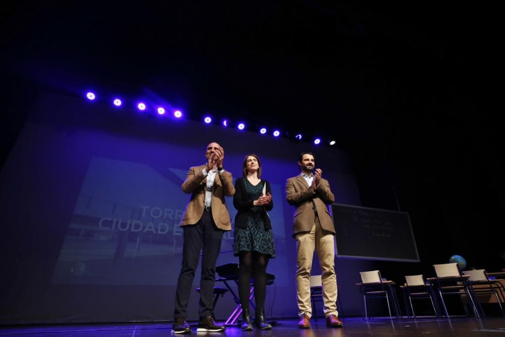 El Teatro Municipal acogió un emotivo Homenaje a los maestros y maestras jubilados de Torrevieja