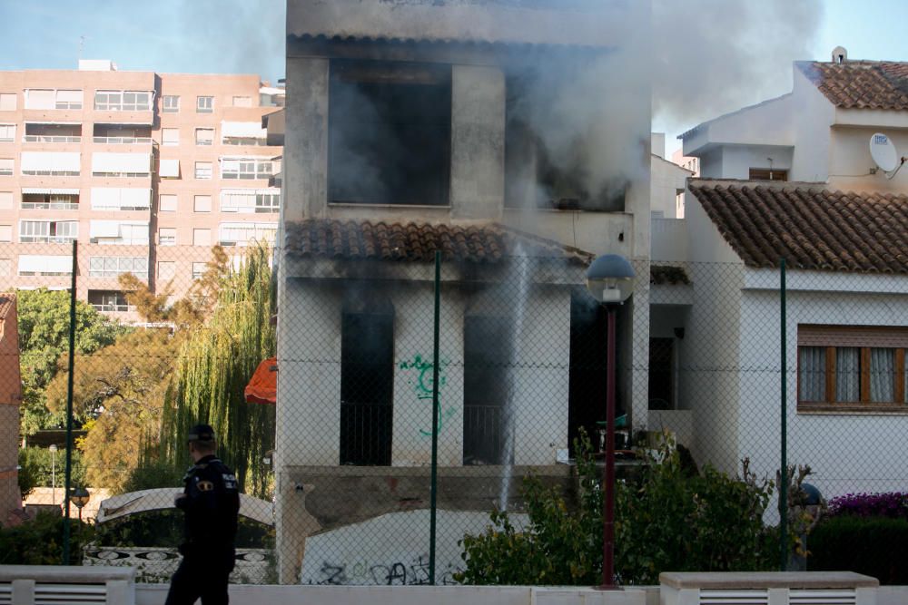 Incendio en un bungalow abandonado en urbanización Jardines de Las Huertas.