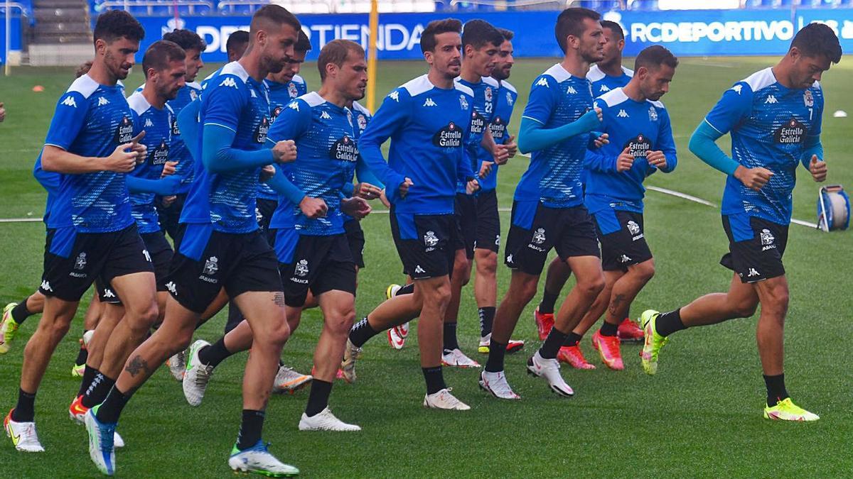 Los jugadores deportivistas, durante un entrenamiento. |  // CARLOS PARDELLAS