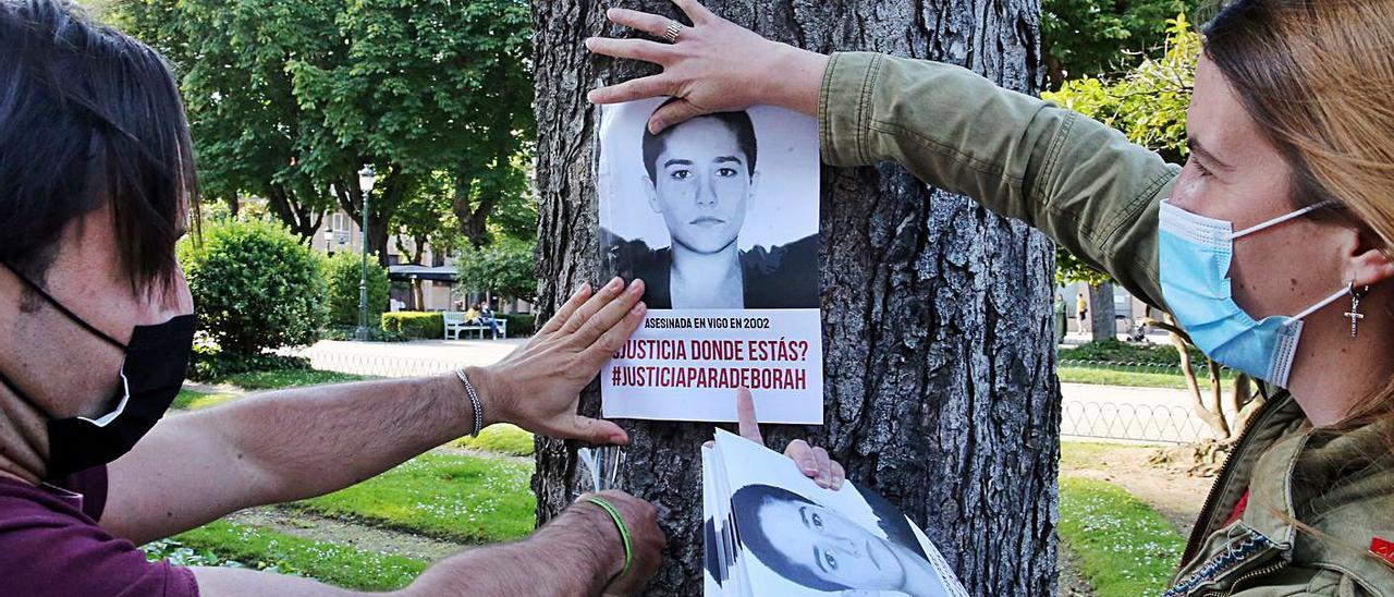 Voluntarios, pegando carteles la semana pasada en Vigo con motivo del 19 aniversario del caso. |   // M.G.B.