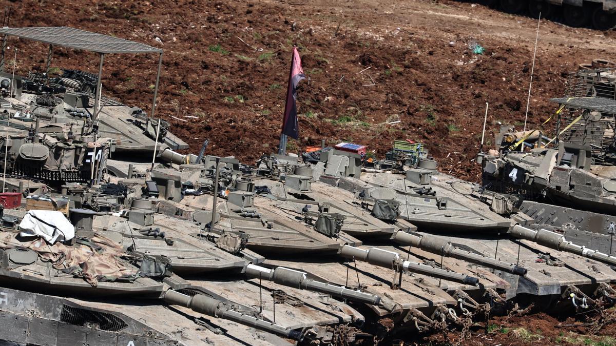 Tanques israelíes desplegados a lo largo de la frontera con el Líbano, este lunes.
