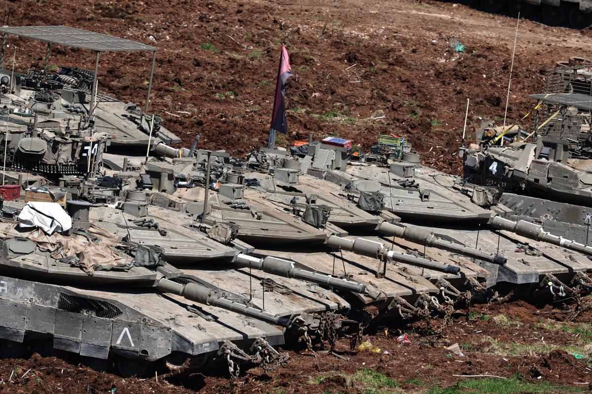 Tanques israelíes desplegados a lo largo de la frontera con el Líbano, este lunes.