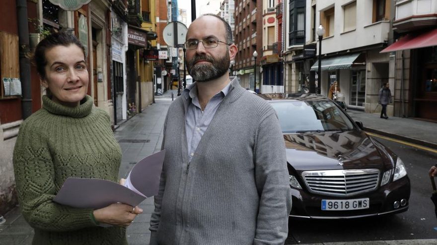 Diana de Martino y Jorge Fernández, en la calle Marqués de Casa Valdés de Gijón.