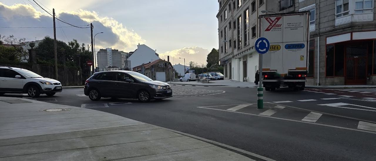 Dos turismos parados en la rotonda mientras un camión hace un giro completo e invade la ciclovía.