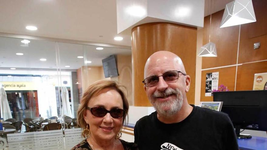 Los músicos norteamericanos Roseanna Vitro y Mark Soskin, ayer, en la recepción del hotel 40 Nudos, donde se alojan.