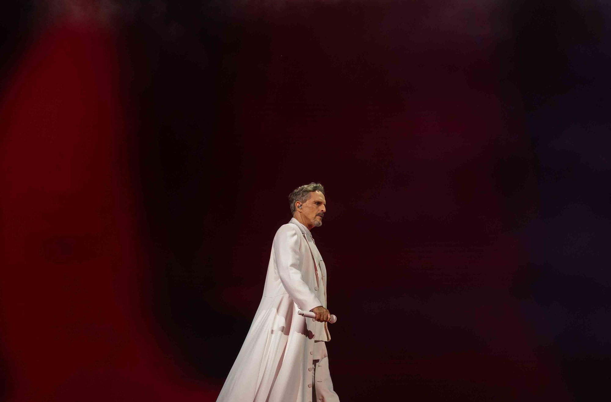 Miguel Bosé enamora al público de Alicante en la Plaza de Toros