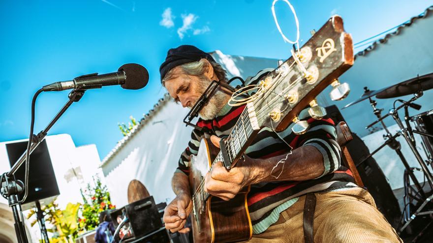 Concierto de Pere Vergés, acompañado de dos bajistas