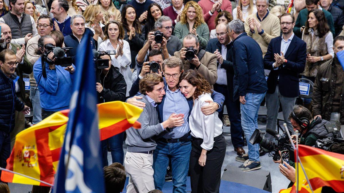 (I-D El alcalde de Madrid, José Luis Martínez-Almeida; el presidente del Partido Popular, Alberto Núñez Feijóo, y la presidenta de la Comunidad de Madrid, Isabel Díaz Ayuso,