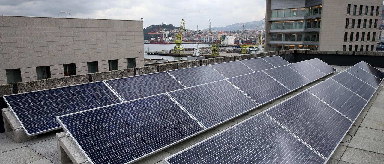 Paneles solares instalados en el edificio de la Autoridad Portuaria de Vigo