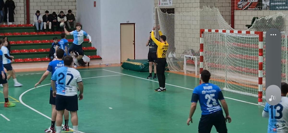 Imagen del partido entre el BM Ciudad de Villafranca y el BM Josefinas Mérida.