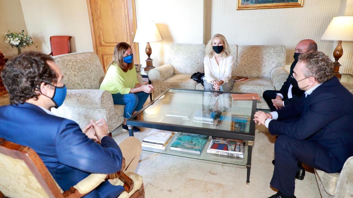 Imagen de la reunión de los constructores con la presidenta Francina Armengol.