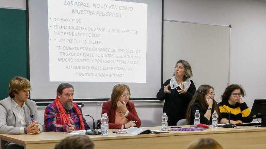 Mesa redonda sobre violencia de género.