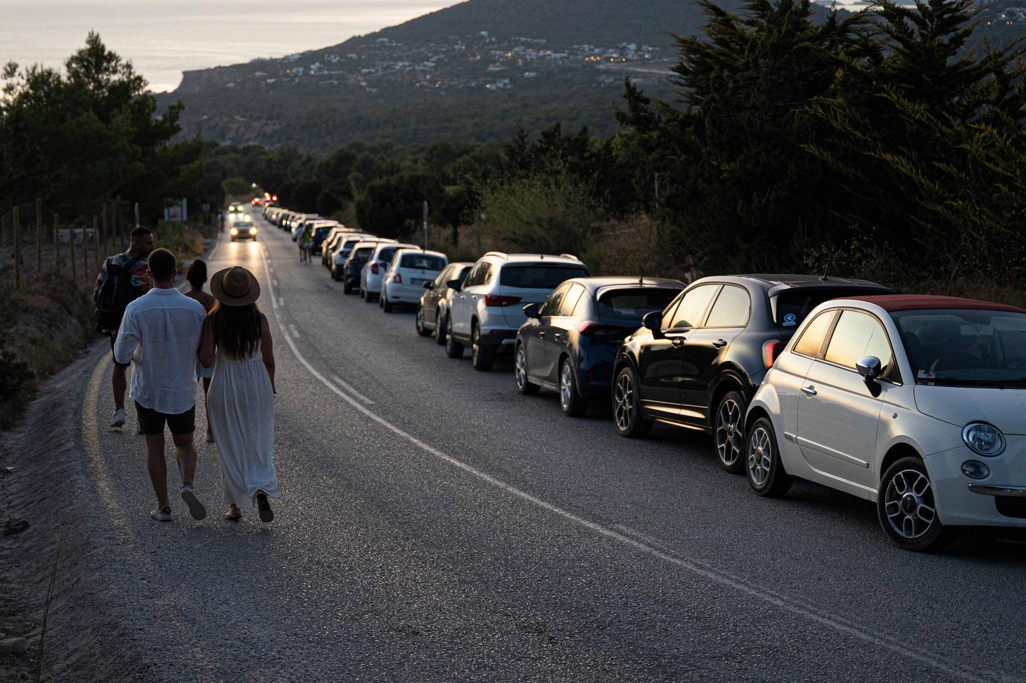 Caos circulatorio para ver uno de los mejores atardeceres de Ibiza, frente a es Vedrà