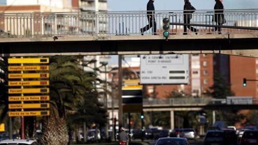 Las pasarelas sobre la avenida del Cid están muy deterioradas.