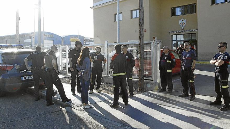 Los bomberos y el Ayuntamiento de Badajoz retoman el diálogo, pero sigue la huelga
