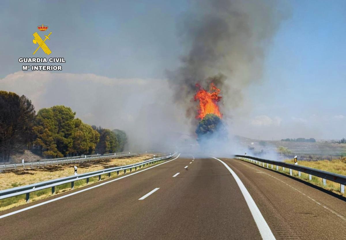 En imágenes I Un incendio en la AP-2, en Zaragoza, obliga a cortar el tráfico En imágenes I Un incendio en la AP-2, en Zaragoza, obliga a cortar el tráfico