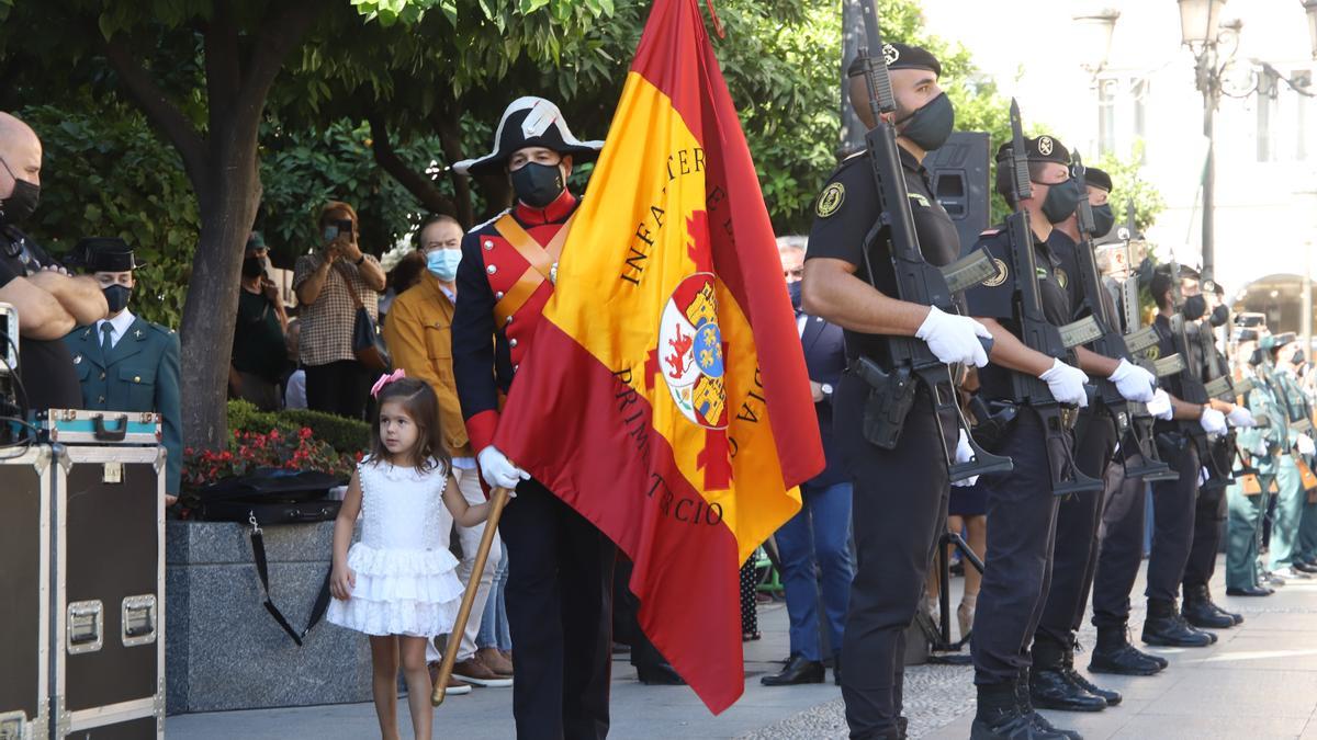 Córdoba arropa a la Guardia Civil en un multitudinario izado de bandera en Las Tendillas