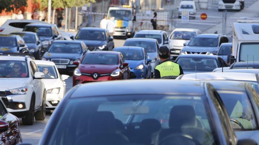 Los atascos eran habituales en la avenida Isla de Corfú a la entrada y salida de los colegios