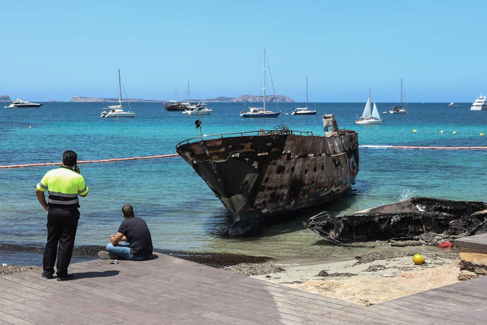 Limpieza de los restos de los barcos quemados.