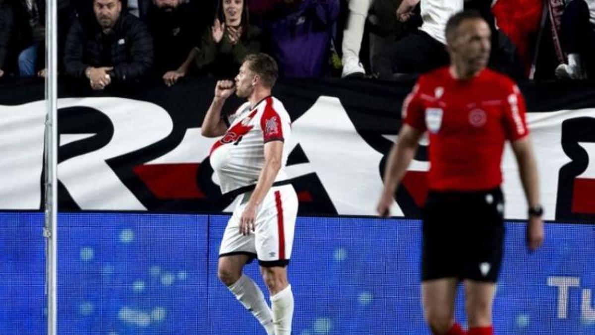 Celebraciones en Vallecas tras el pase histórico a la final de la Conference