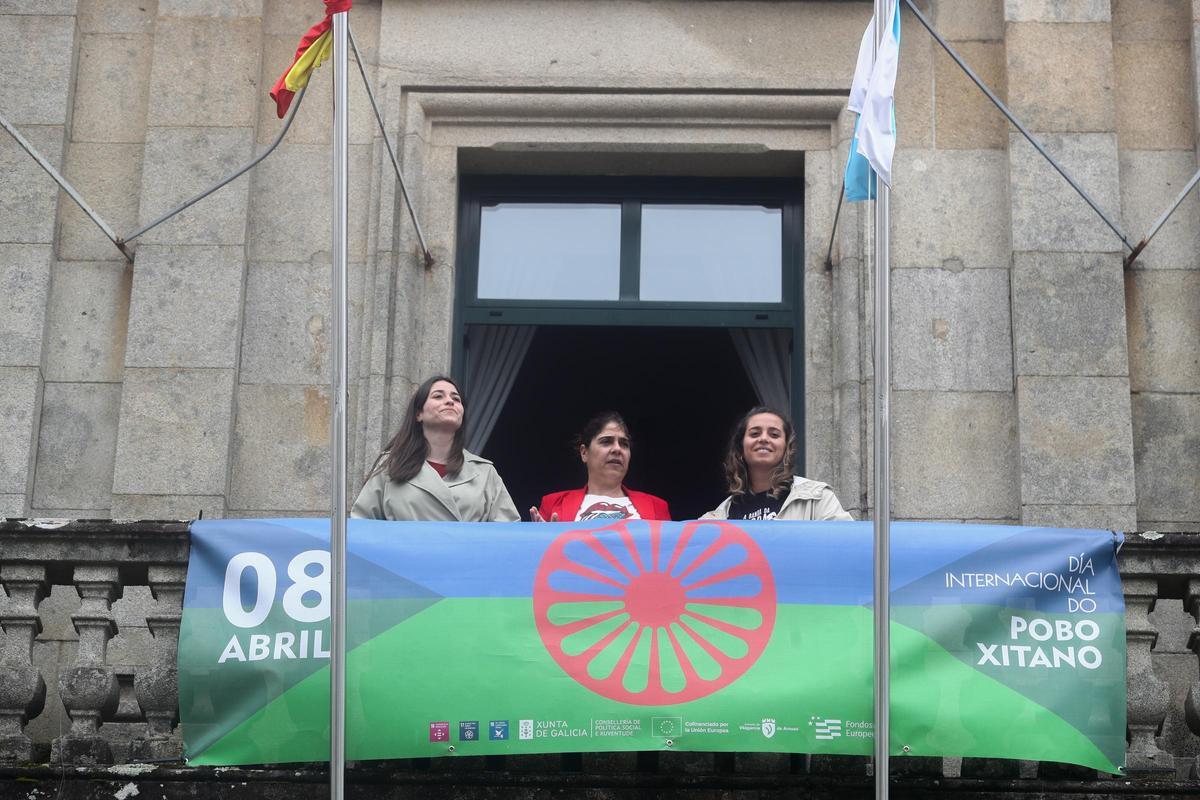 Bandera instalada en el balcón de Ravella.