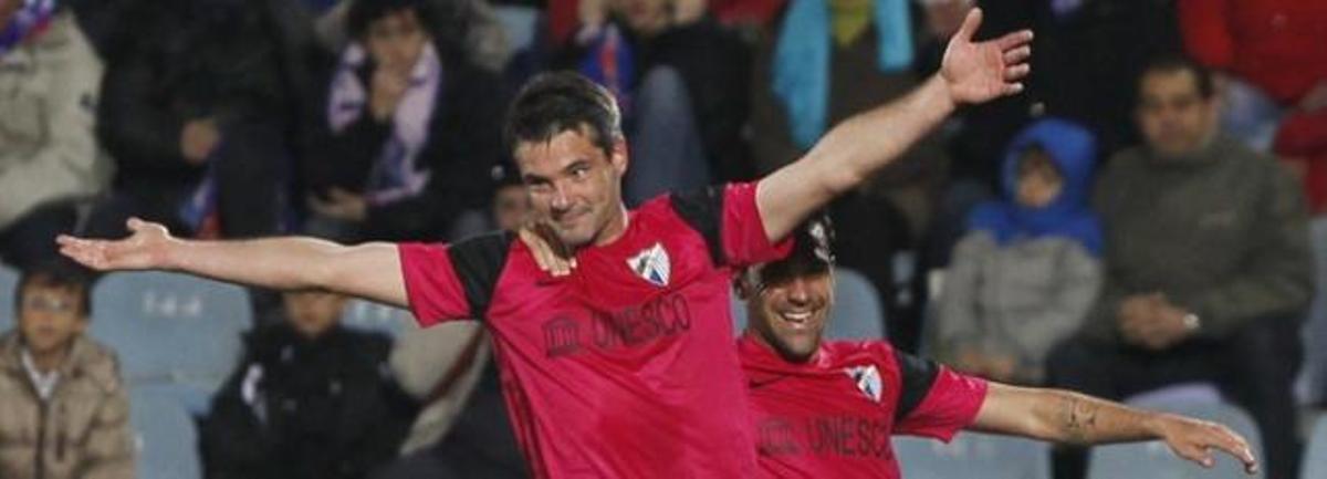 Toulalan celebra su tanto con Jesús Gámez.