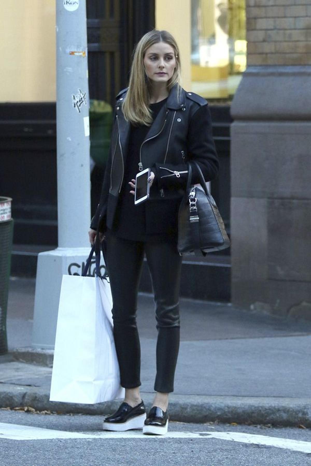 Dos looks de invierno, 'made in' Olivia Palermo: biker y bluchers