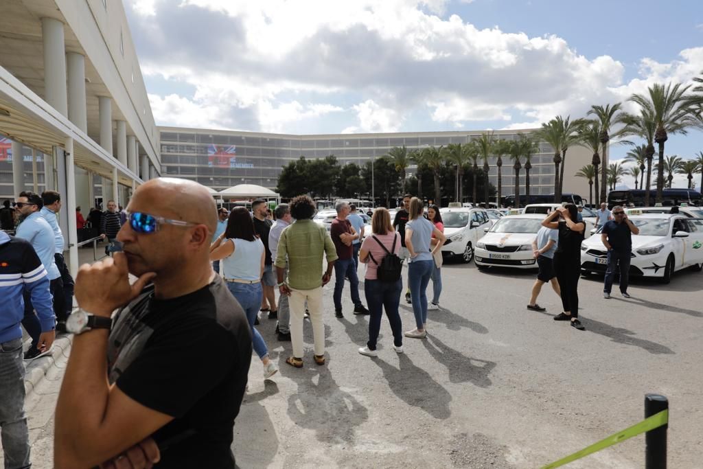 Los taxistas bloquean el aeropuerto de Palma tras un incidente con conductores de microbuses