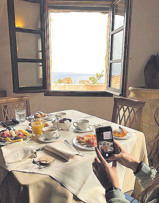 Desayuno con vistas al mar.