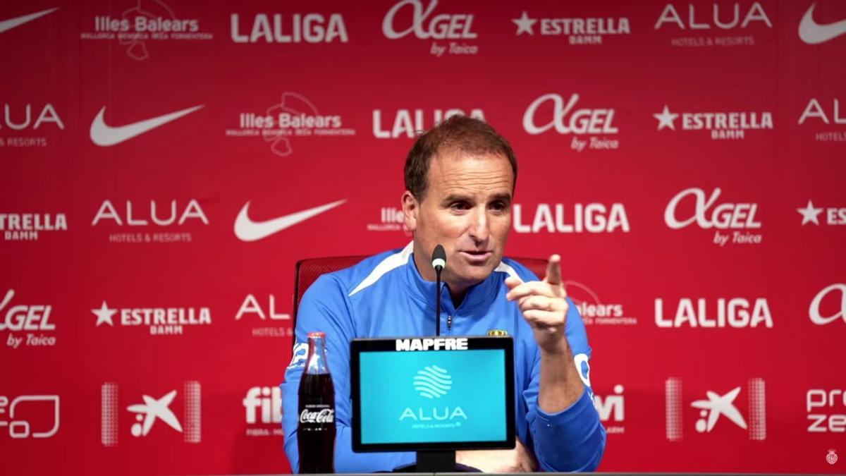 Arrasate responde una pregunta en la rueda de prensa de este domingo.