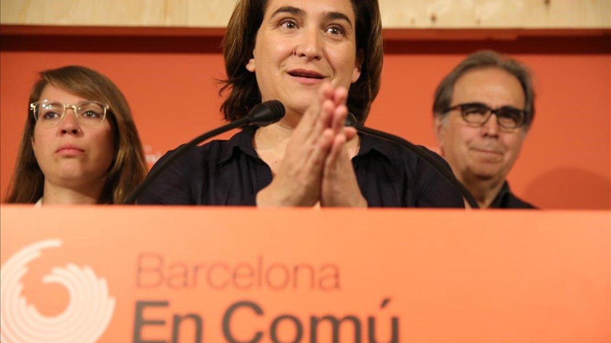 Ada Colau, durante la rueda de prensa tras presentar la pregunta a las bases