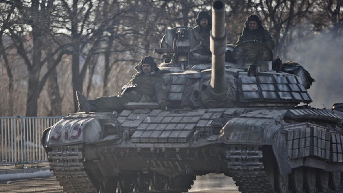 Los rebeldes rusos montado en un tanque en Lugansk