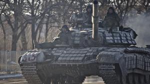 Los rebeldes rusos montado en un tanque en Lugansk.