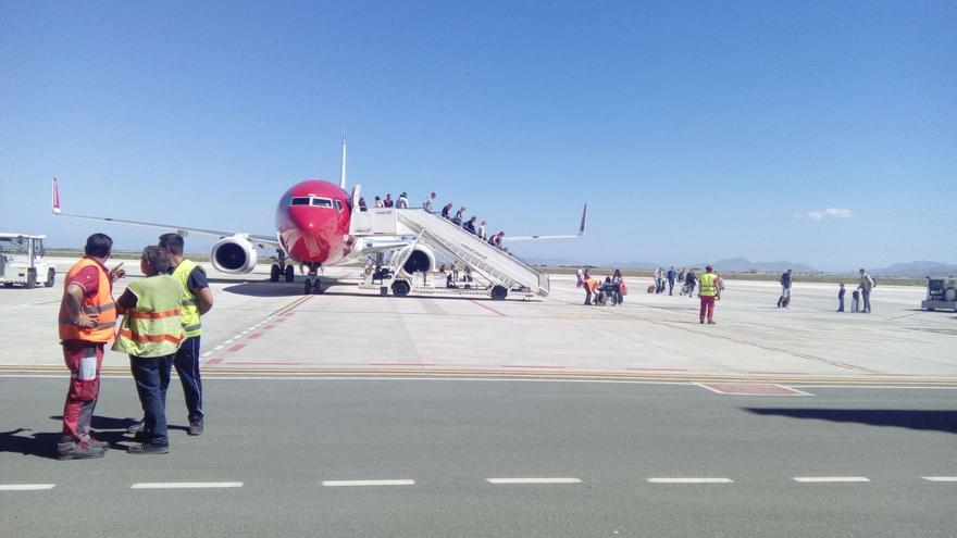Desembarco de pasajerosde un vuelo en el aeropuerto de Corvera.  l.O.