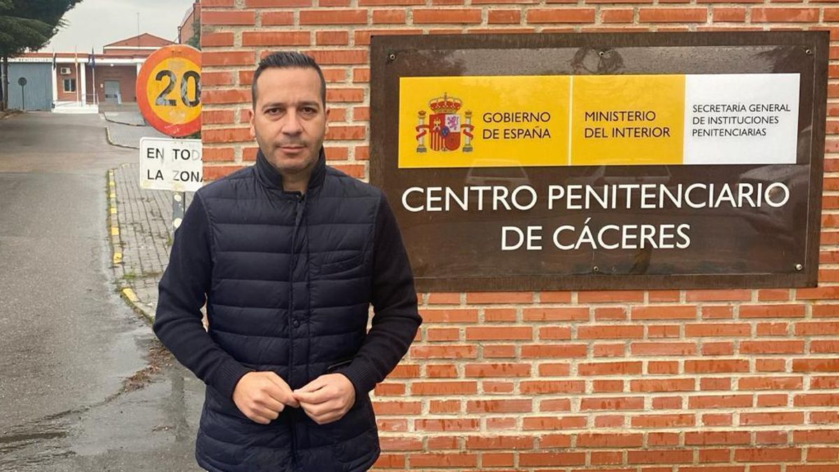 Óscar Fernández Calle a las puertas del centro cacereño.