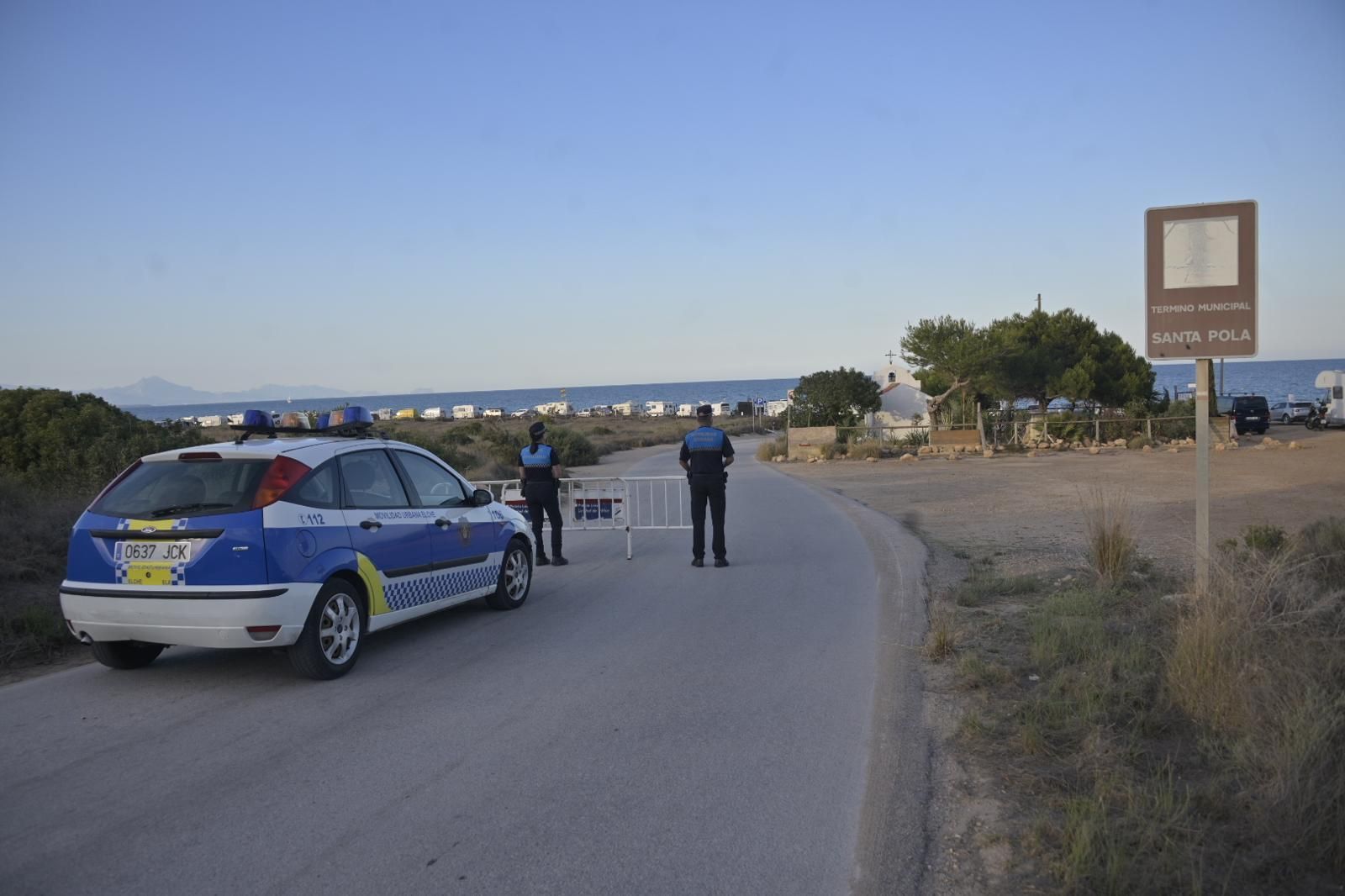 Las imágenes del dispositivo policial para evitar hogueras en las playas de Elche
