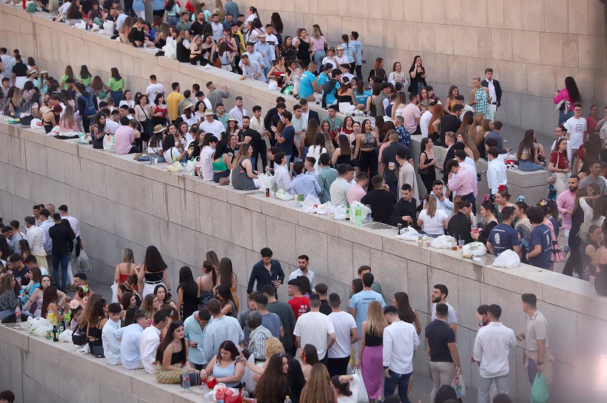 Centenares de jóvenes hacen el tradicional botellón del miércoles de Feria