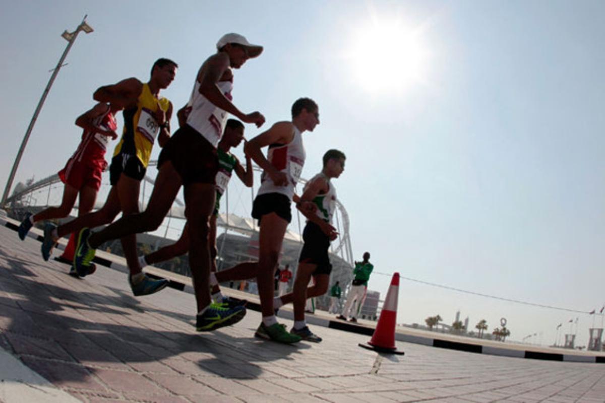 Diversos atletes competeixen en la carrera de la final dels Jocs Àrabs a Doha (Qatar).