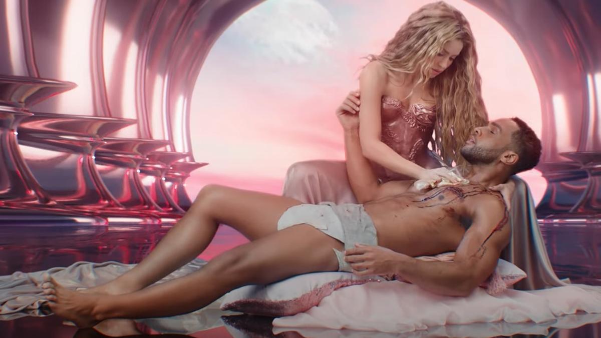 Shakira y  Lucien Laviscount, en el videoclip de 'Puntería'.