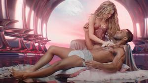 Shakira y  Lucien Laviscount, en el videoclip de Puntería.