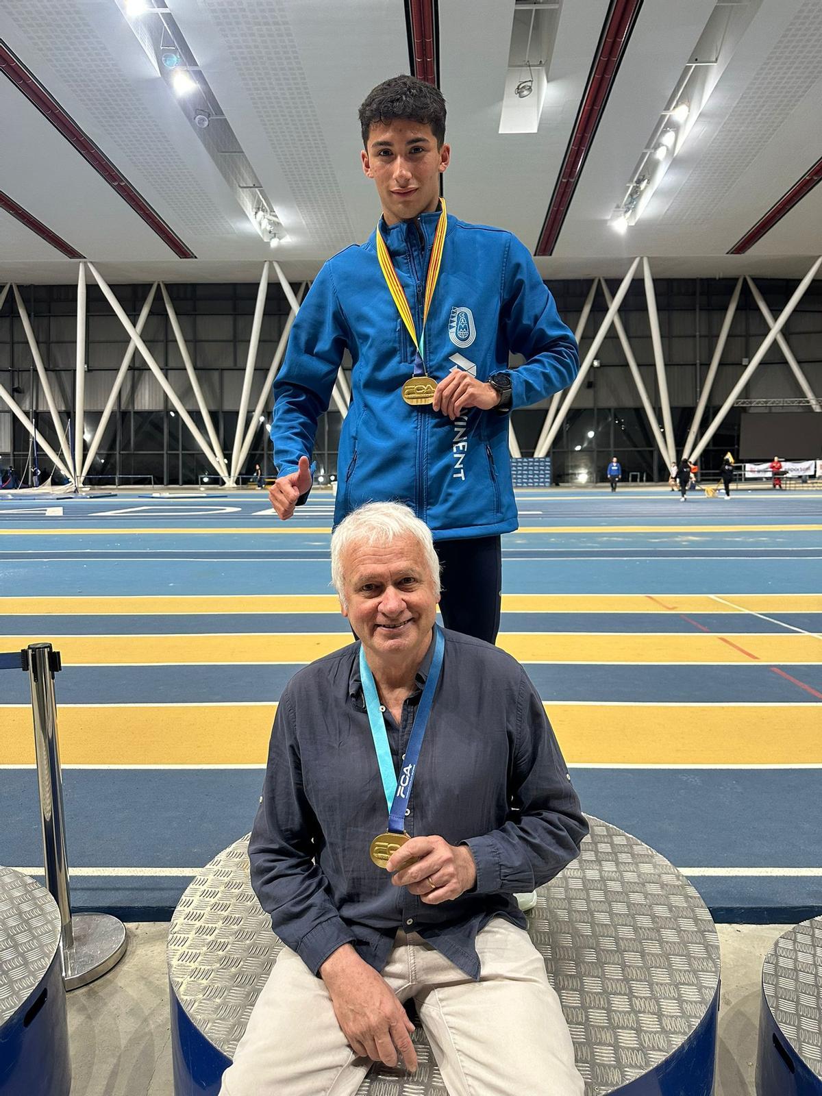 Adrià Caso, amb una de les medalles dels Campionats de Catalunya sub-18