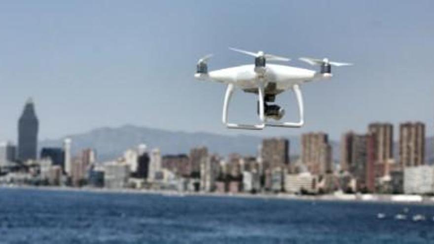 Un avión choca contra un dron pilotado desde la costa de Elx
