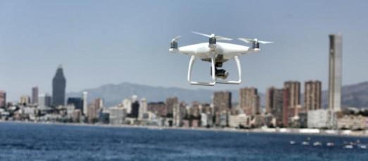 Un avión choca contra un dron pilotado desde la costa de Elx