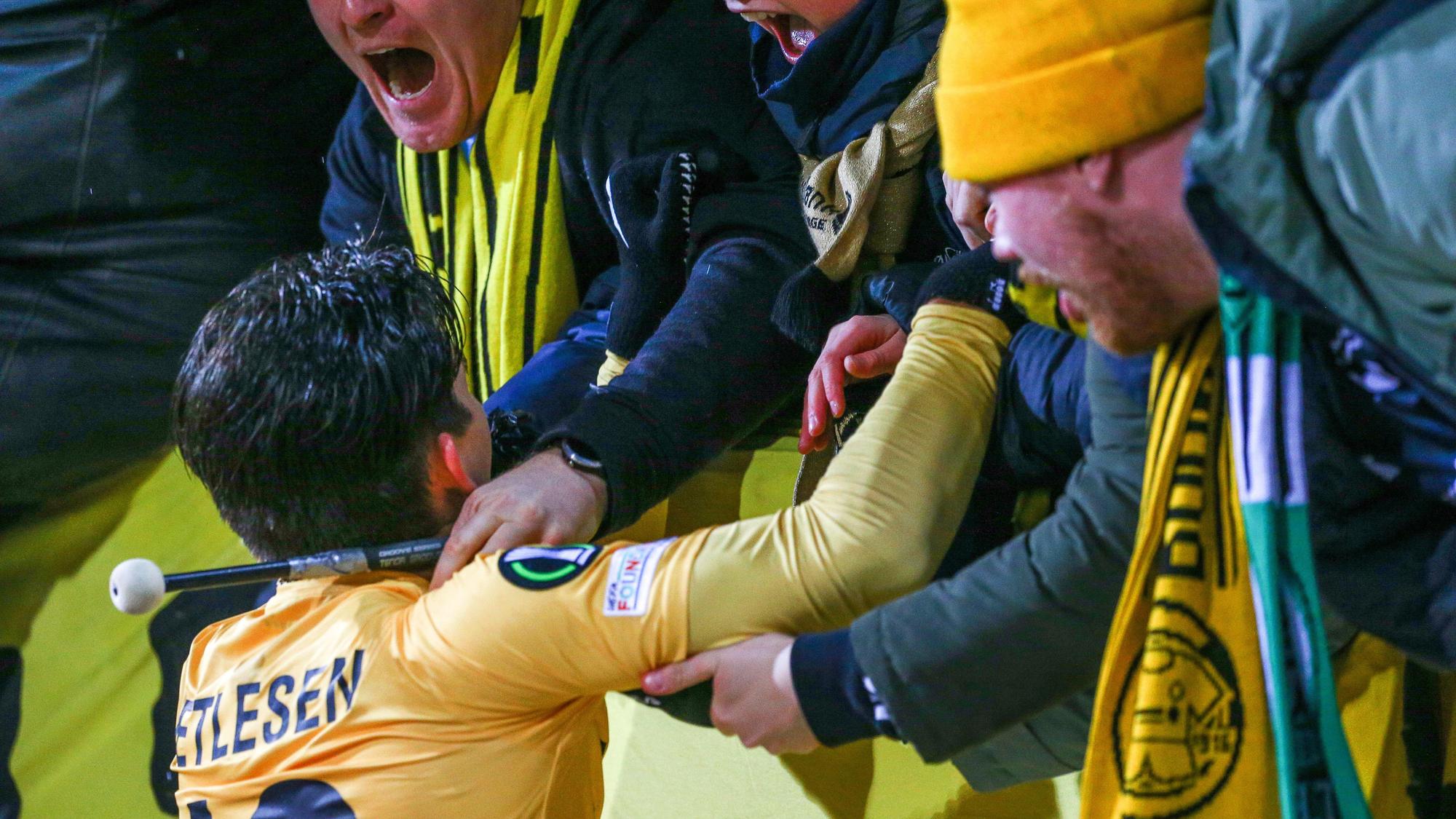 Hugo Vetlesen, del Bodo/Glimt, celebra con su afición la victoria sobre el Celtic en la Conference League.